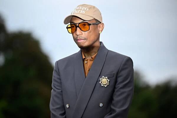 The men’s brooch trend isn’t dying down anytime soon, according to the arrivals at the Prelude to the 2024 Olympic Games