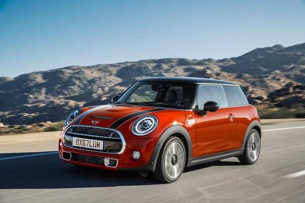 Mini One & Cooper: Podrobné specifikace vozidel & Interaktivní nástroj pro srovnání