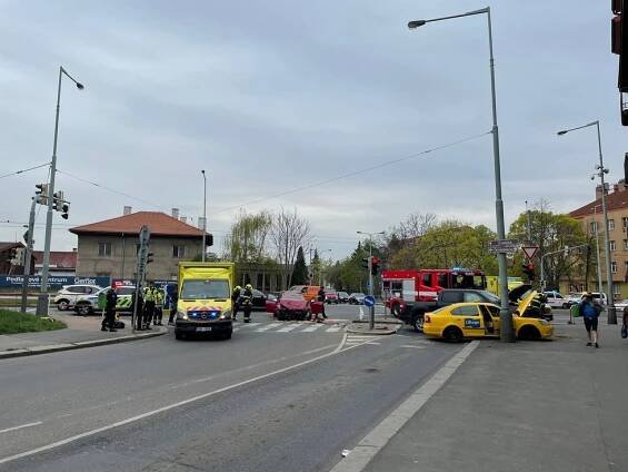 Děsivá nehoda ve Strašnicích: Rozstřelené auto uprostřed křižovatky, další dvě skončila na chodníku!
