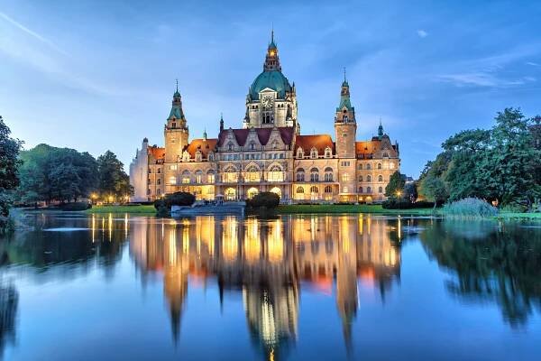 nová radnice v hannoveru ve večerních hodinách - hannover - stock snímky, obrázky a fotky