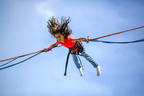 mladá dívka ve vzduchu - bungee jumping - stock snímky, obrázky a fotky