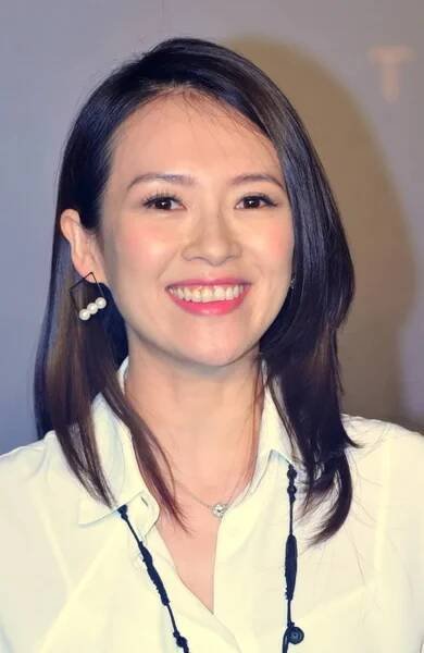 Die chinesische Schauspielerin Zhang Ziyi lächelt auf dem roten Teppich zur Tommy-Hilary-Modenschau zum 30-jährigen Jubiläum in Peking, China, 26. Mai 2015. — Stockbild
