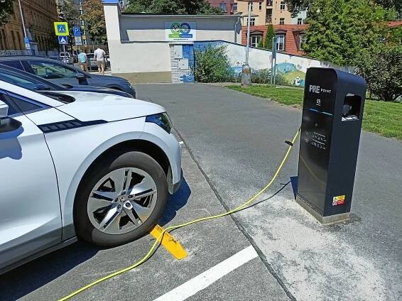 Zpoplatnění parkování elektromobilů: Krok Prahy je pod silnou kritikou
