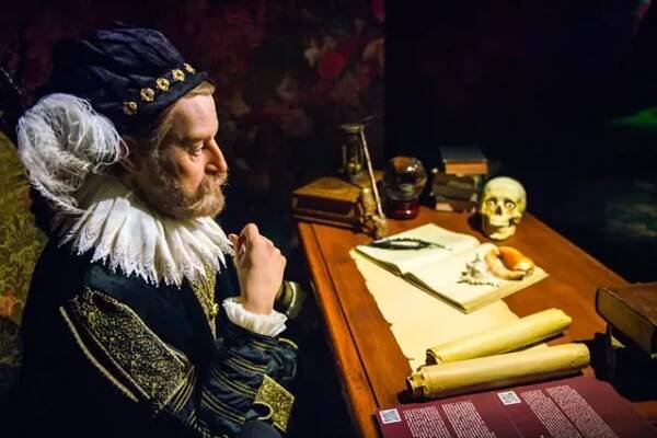 Rudolf II. se zajímal o alchymii, magii a okultismu; Muzeum voskových figurín Grévin, Praha