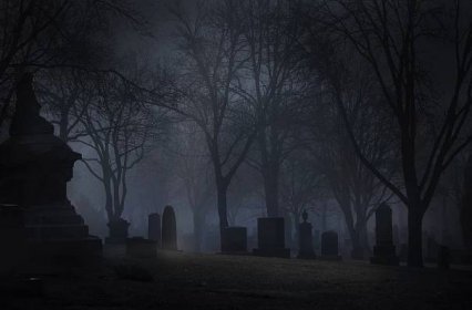 strašidelný hřbitov v noci s mlhou - obraz se sníženou sytostí - stock snímky, obrázky a fotky
