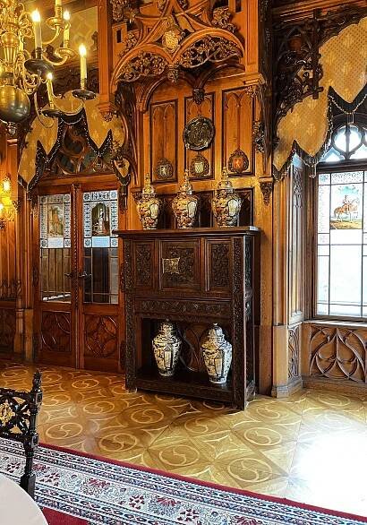 Na zámek Sychrov se vrátil ztracený vyřezávaný příborník a rohanský jídelní servis - Sychrov