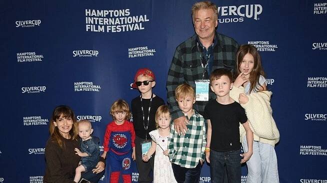 Na jednu fotku se skoro nevejdou. Alec Baldwin výjimečně přivedl na akci 7 dětí, které má s o desítky let mladší ženou