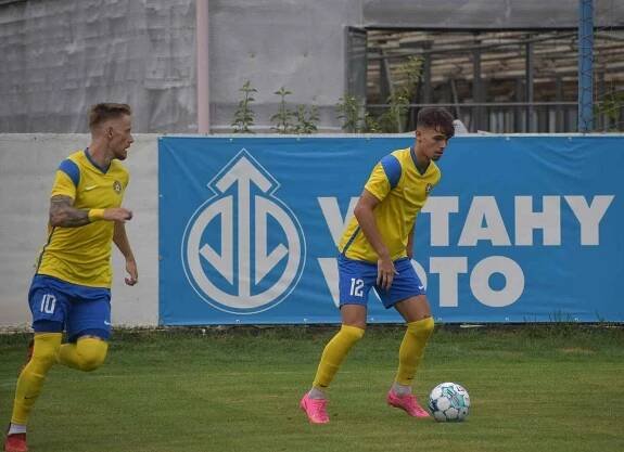 FORTUNA divize A, 4. kolo: SK SENCO Doubravka (na snímku fotbalisté ve žlutých dresech) - TJ Jiskra Domažlice B (modří) 3:3.