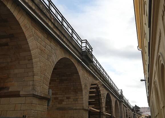 Negrelliho viadukt přijde o první most. Na řadě je ten v ulici Prvního pluku