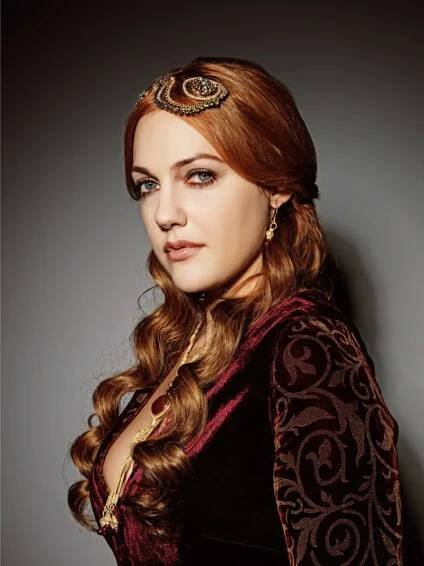 Aktorka Meryem Uzerli  Actress Meryem Uzerli w stroju Sułtanki Hürrem
