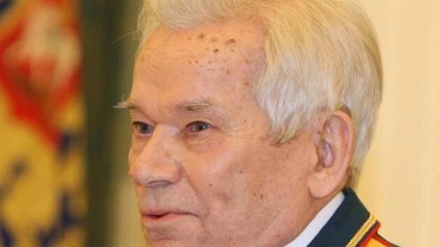 V Rusku pohřbili Michaila Kalašnikova, přijel i vicepremiér