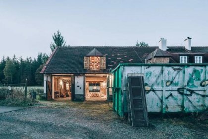Z prastaré šumavské stodoly svépomocí vytvořili fascinující prostor, aniž by náklady přesáhly půl milionu korun | Marianne.cz
