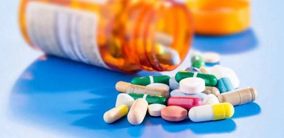 Pilulky a kapsle v lékařské lahvičce