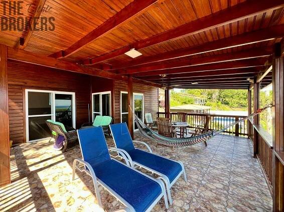 Two Story Wooden Home Czech Village, Roatan | Reality.iDNES.cz 