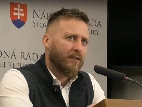 KOTLÁR PRIROVNAL ZAOČKOVANÝCH ĽUDÍ KU KUKURICI, OPOZÍCIA ŠALIE