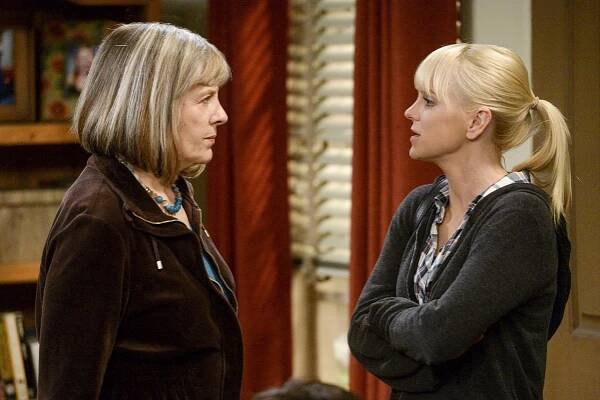 Máma - Nemocný papež a červené Ferrari - Z filmu - Mimi Kennedy, Anna Faris