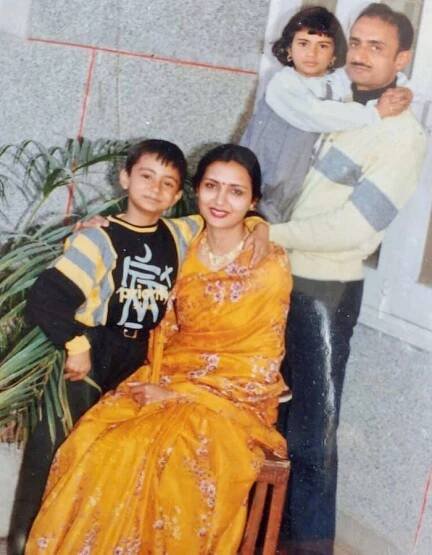 childhood pic with sister and parents