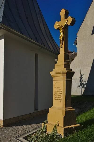 Soubor:Kříž před kaplí, Kunice, okres Blansko.jpg