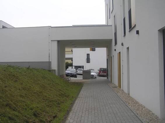 Brod otevřel Dům dostupného bydlení. Podívejte se, jak to tam vypadá