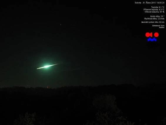 Nebe nad Českem rozzářil jasný meteor. Úchvatnou podívanou zachytila kamera