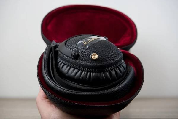 Marshall Monitor III ANC - case open hand 3
