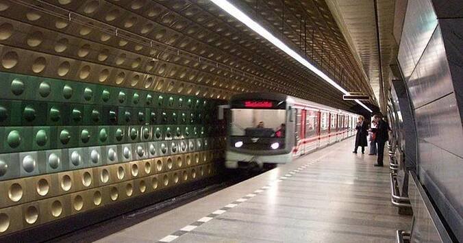 Zavřená stanice metra Malostranská kvůli eskalátorům: Cestující museli vystupovat jinde