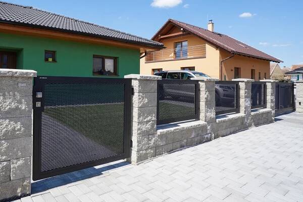 Dřevěný nebo hliníkový? Proč se vyplatí investovat do kvalitního plotu - Tojesenzace.cz
