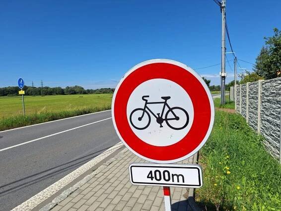 Cyklistům vjezd zakázán. Na silnicích přibývají omezení pro kola, obce využívají novou judikaturu