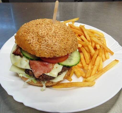 Domácí maxi burger nebo cheeseburger, hranolky a nápoj i pro dva