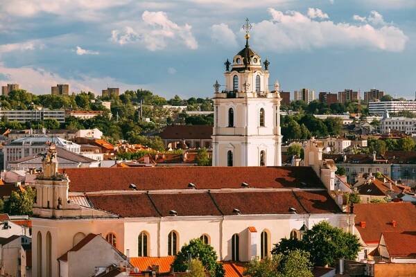 Vilnius, Litva. Pohled na zvonici a kostel sv. Jana,