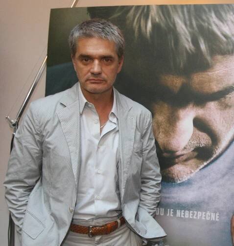 FOTO: Kájínek, tedy ten filmový aneb ruský sympaťák Konstantin Lavroněnko taky letos oslaví čtyřiapadesátku spolu s Adolfem. Ten tedy oslaví už sto dvacet osmičku, respektive neoslaví, protože už díkybohu nežije, ale jistě by ji v Argentině slavil. – stránka 41