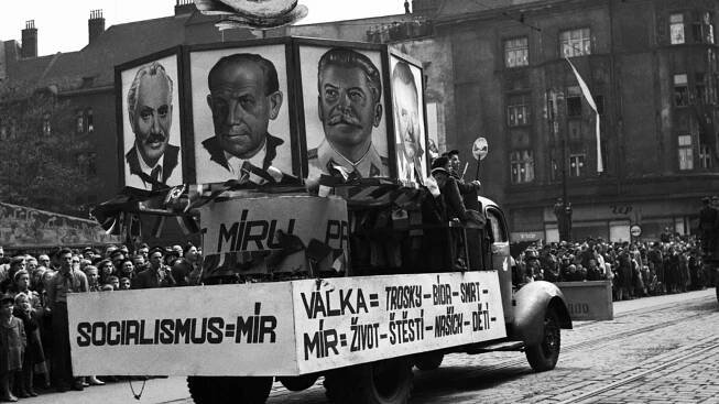 Alegorický vůz v prvomájovém průvodu v roce 1951 v Ostravě