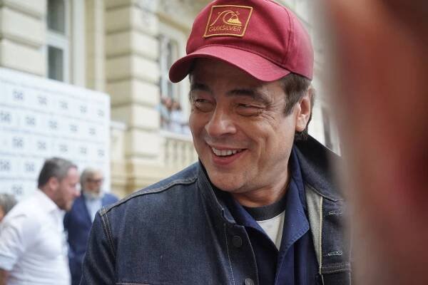 FOTO: Benicio del Toro rozdával po příjezdu před Grandhotel Pupp úsměvy. – stránka 184