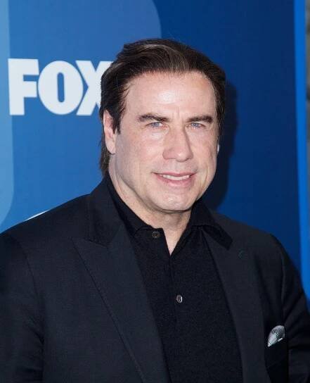 Po experimentech s barvením vlasů i vousů vypadá John Travolta konečně zase skvěle!