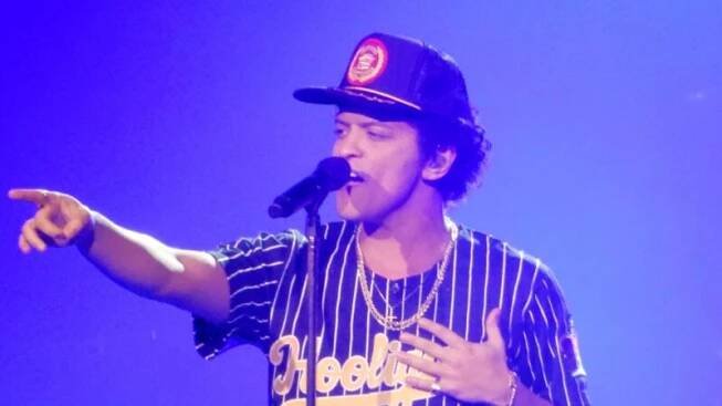 Bruno Mars v roce 2017 během turné 24 K Magic World Tour