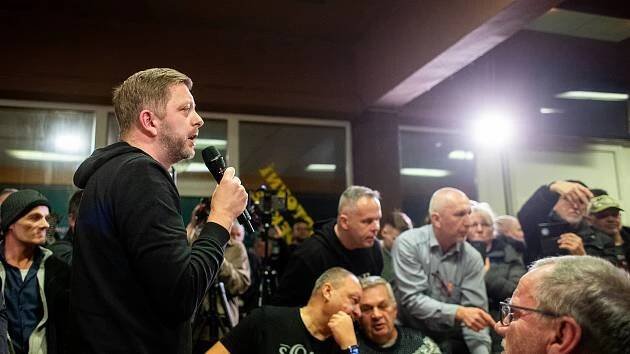 Viděls tu hrůzu? Karvinští debatují o setkání s Rakušanem. Ostuda, říkají mnozí