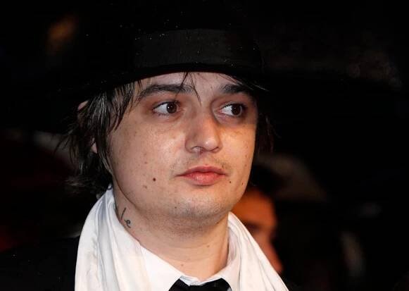 To je hnus! Pete Doherty má koksu plný nos i v Cannes