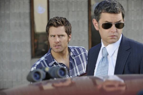 Agentura Jasno - Když jde Gus do banky - Z filmu - James Roday Rodriguez, Timothy Omundson