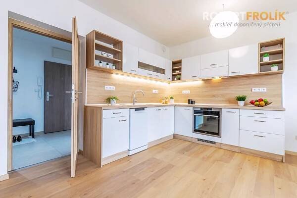 Zánovní byt 1+kk s balkonem a garážovým stáním - Jesenice, Praha-západ - ul. Cedrová - kuchyňský kout