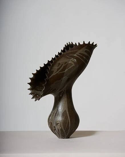 L+The Cranium, Han Chiao, 2022. Black stoneware, 45 cm copie.jpg
