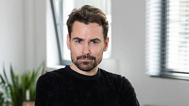 Michael a jeho alter ego Freddie Mercury, oba bydlí v moderním  smíchovském bytě.