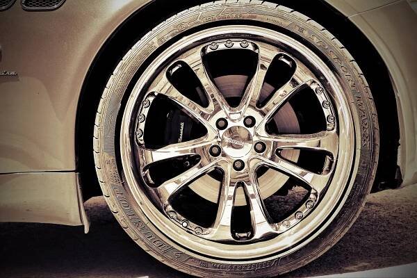 Bezplatný obrázek: Maserati, auto, ráfek, hliník, luxusní, sportovní auto, kovové, svítí, reflexe, pneumatika, podrobnosti