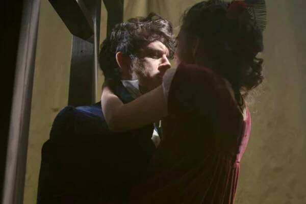 Anthony (Jonathan Bailey) and Siena (Sabrina Bartlett) in Bridgerton