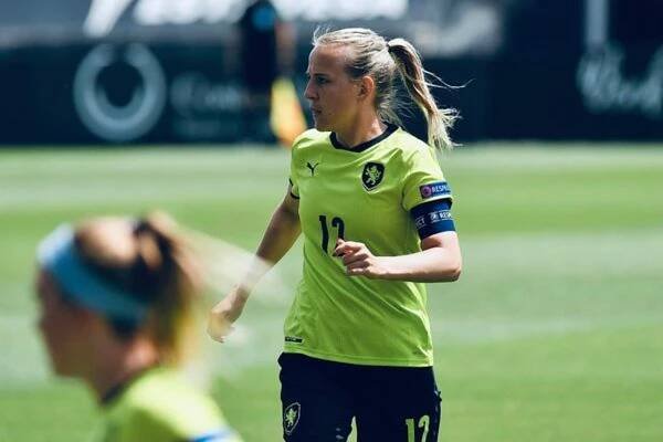 Holky to umí taky: Česká fotbalistka Cahynová prozradila, kolik bere v Seville