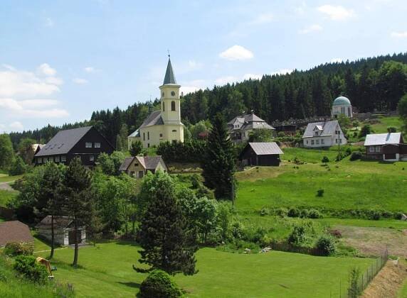 Kostel sv. Františka z Pauly, mauzoleum a hřbitov - Oficiální stránky obce Albrechtice v Jizerských horách