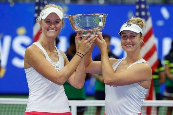 První Kanaďanka i Novozélanďanka. Dabrowská s Routliffeovou na US Open ovládly čtyřhru žen