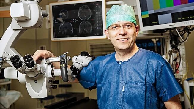 Operaci zvládl, ale manželka žila tři týdny s cizím mužem, líčí neurochirurg