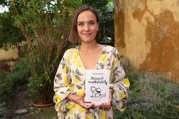Na křest Zápisníku nealkoholičky si Ramba zapomněla vzít boty. S autorkou se od sebe nerozdělily - Expres.cz