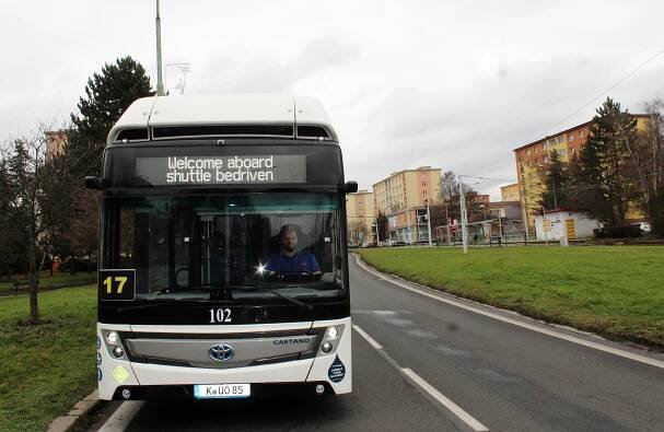 Z výfuku jde jen vodní pára. Mostecké ulice brázdí na zkoušku vodíkový autobus