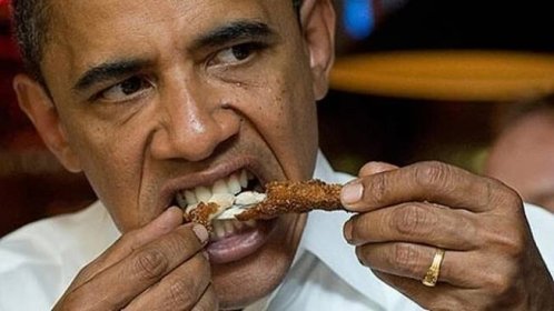 Barack Obama si pochutnává na kuřeti rukama.